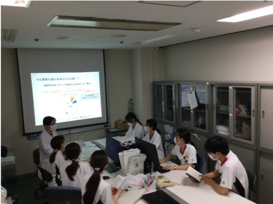 先輩薬剤師と一緒に振り返りの会を開き、日々の業務でわからないことなどを確認している様子です。